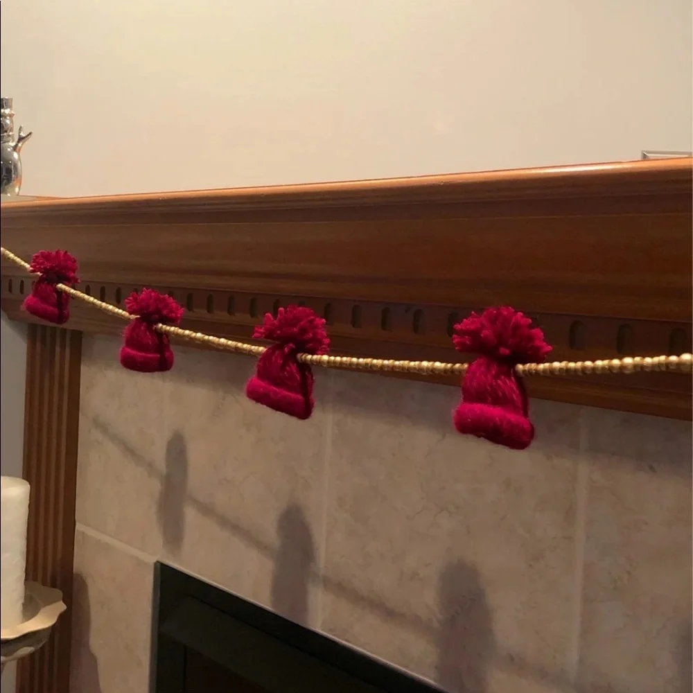 Garland decoration, red mini hats and gold beads